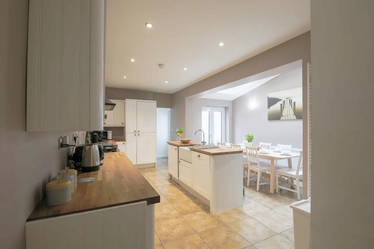 Spacious 4 Bedroom House- Walking Distance To City Centre & Great Backyard Cardiff United Kingdom