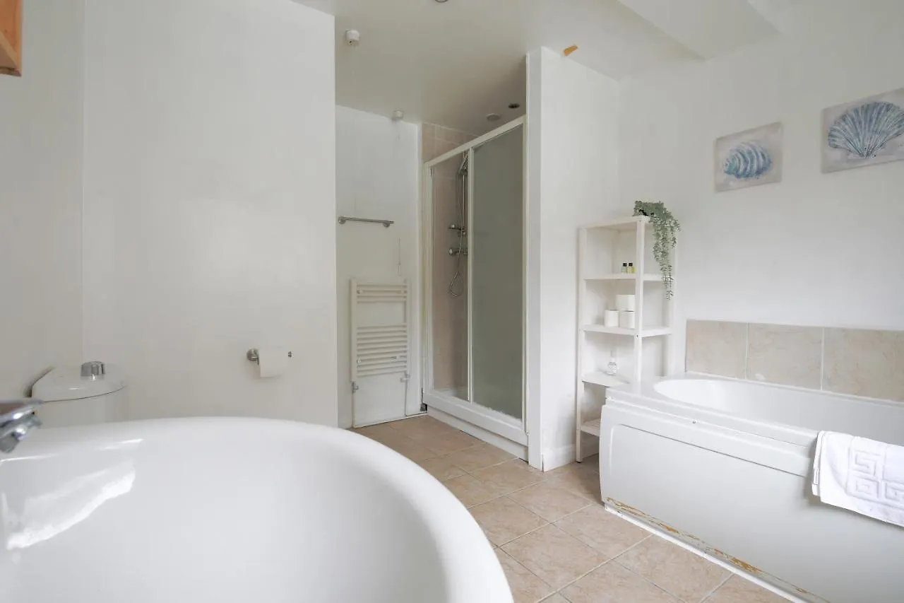 Spacious 4 Bedroom House- Walking Distance To City Centre & Great Backyard Cardiff Holiday home