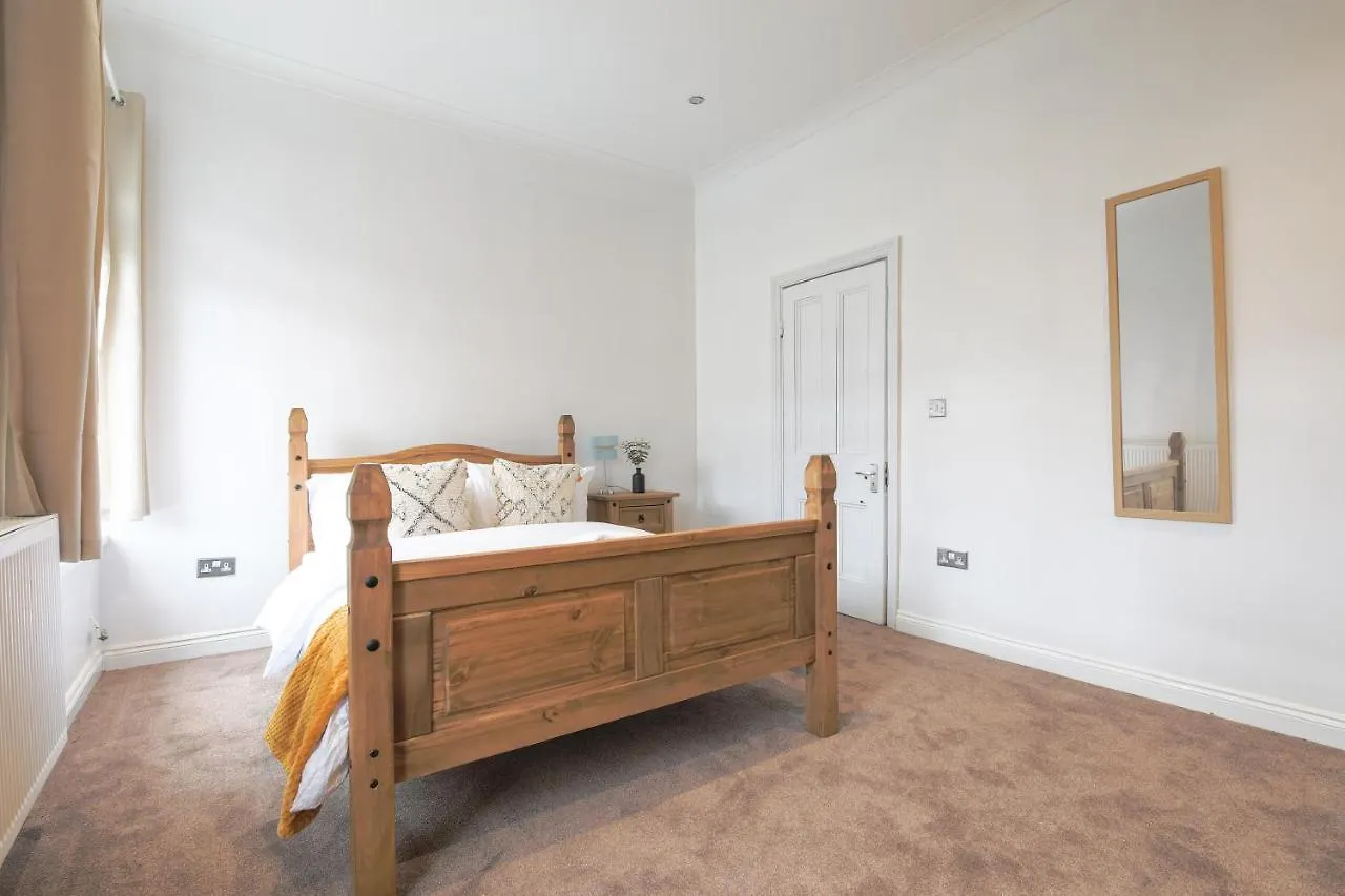 Spacious 4 Bedroom House- Walking Distance To City Centre & Great Backyard Cardiff Holiday home