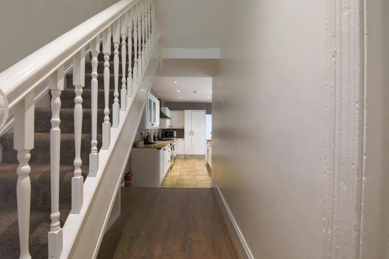 Spacious 4 Bedroom House- Walking Distance To City Centre & Great Backyard Cardiff Holiday home