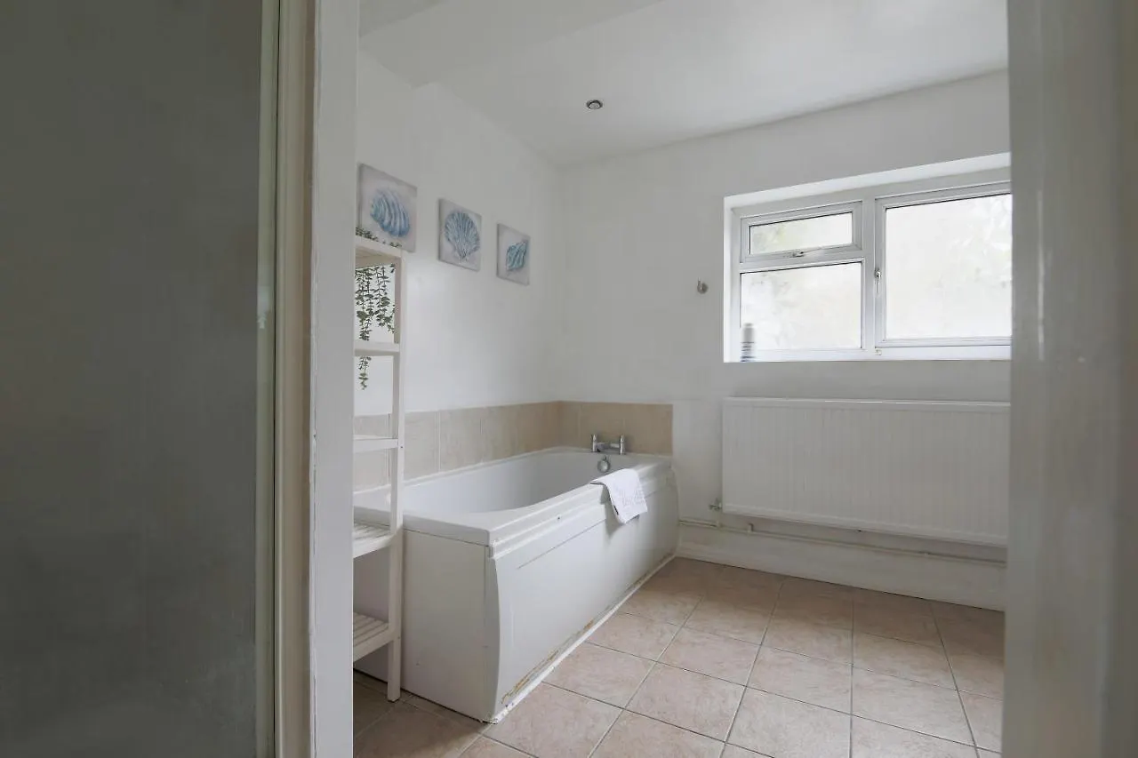 Spacious 4 Bedroom House- Walking Distance To City Centre & Great Backyard Cardiff 0*,  United Kingdom
