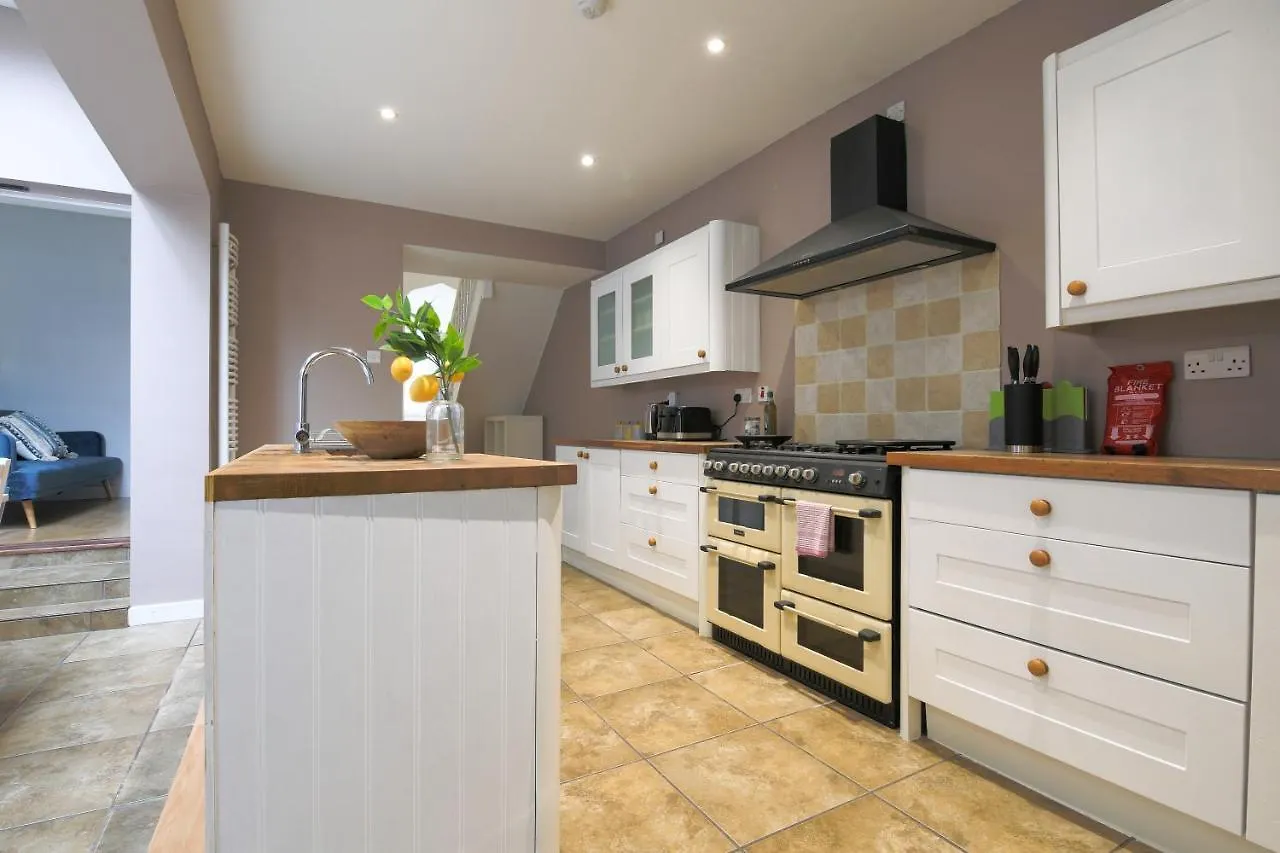 Spacious 4 Bedroom House- Walking Distance To City Centre & Great Backyard Cardiff 0*,
