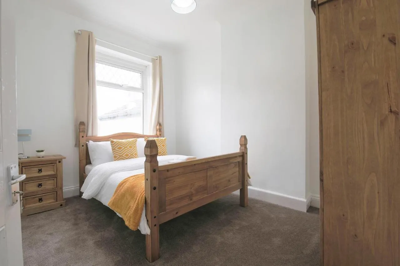 Holiday home Spacious 4 Bedroom House- Walking Distance To City Centre & Great Backyard Cardiff