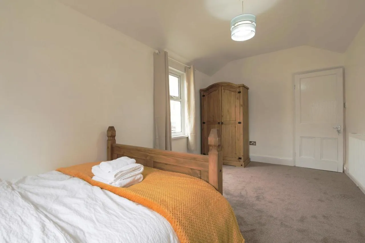Holiday home Spacious 4 Bedroom House- Walking Distance To City Centre & Great Backyard Cardiff United Kingdom