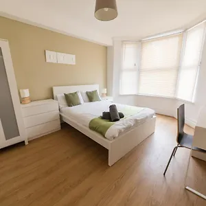 Modern, Spacious Ideal For Work Teams And Groups Apartment Luton (Bedfordshire)