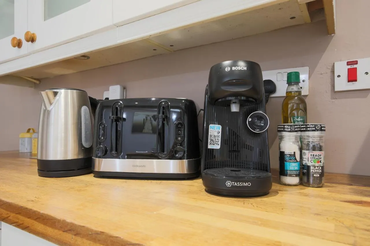 Spacious 4 Bedroom House- Walking Distance To City Centre & Great Backyard Cardiff 0*,  United Kingdom
