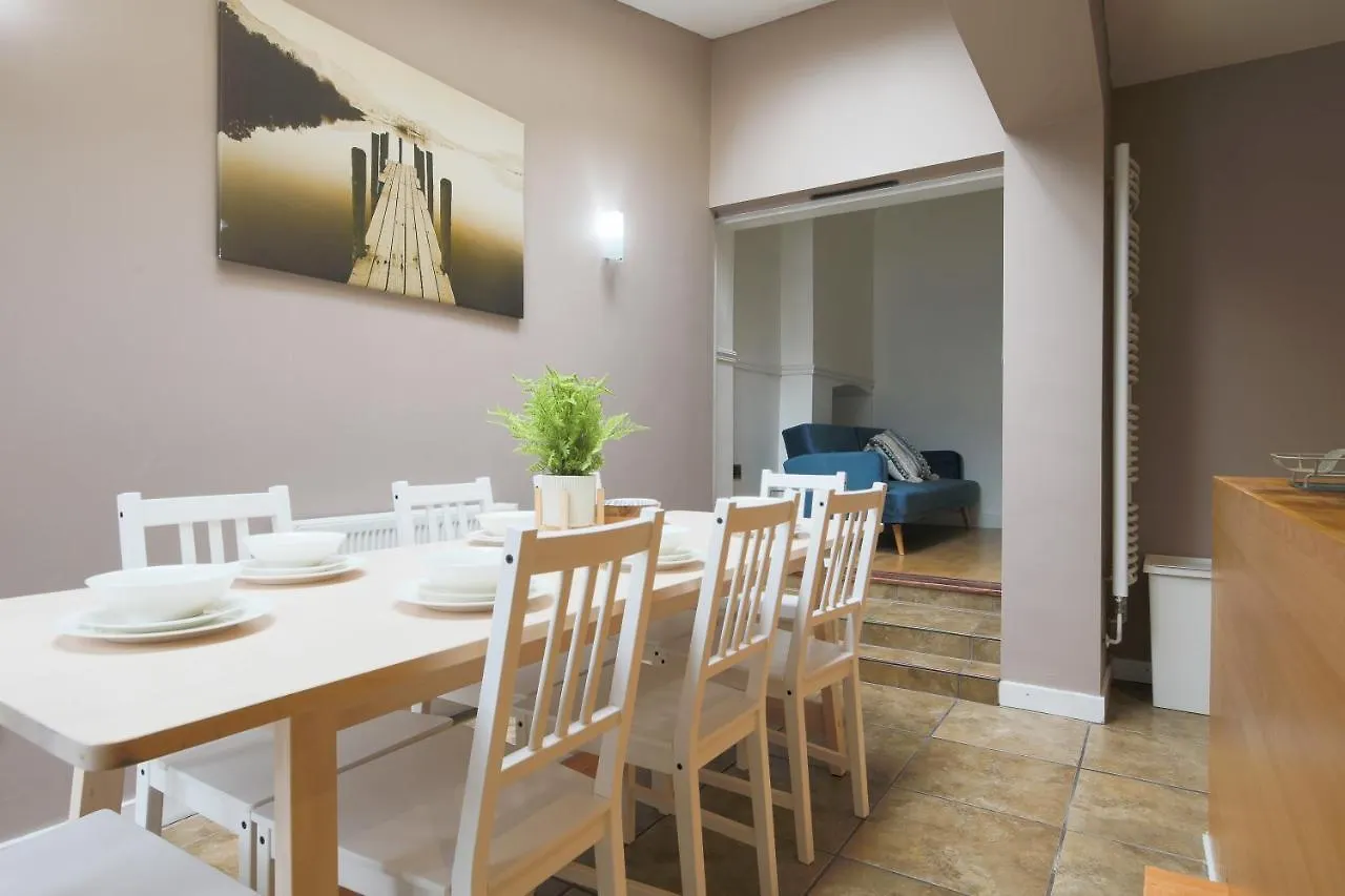 Spacious 4 Bedroom House- Walking Distance To City Centre & Great Backyard Cardiff