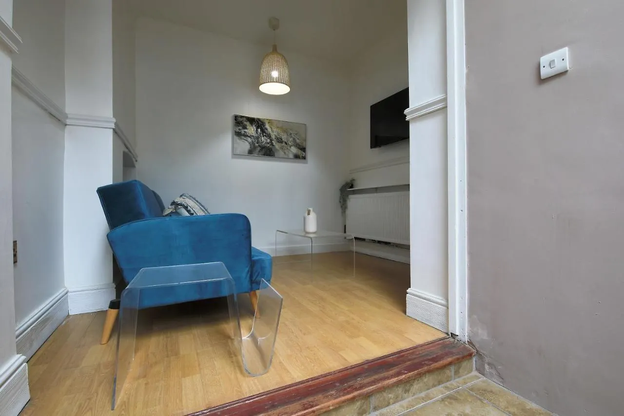 Spacious 4 Bedroom House- Walking Distance To City Centre & Great Backyard Cardiff United Kingdom