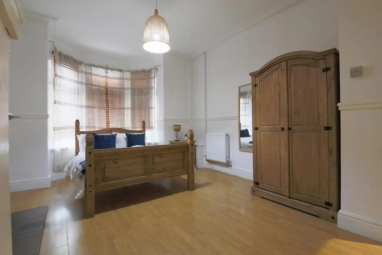 Spacious 4 Bedroom House- Walking Distance To City Centre & Great Backyard Cardiff Holiday home