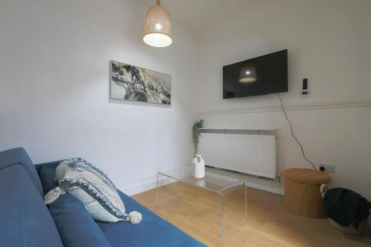 Spacious 4 Bedroom House- Walking Distance To City Centre & Great Backyard Cardiff